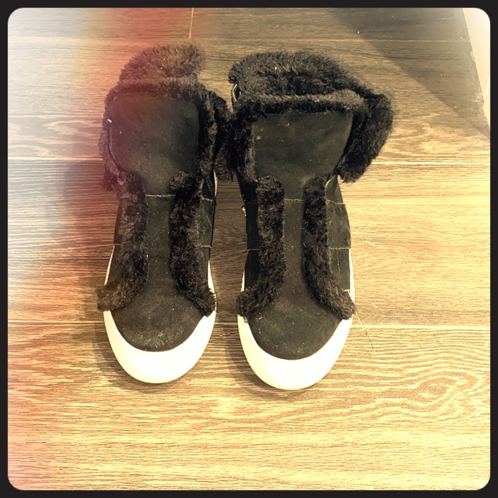 Dkny black with faux fur trim high tops!